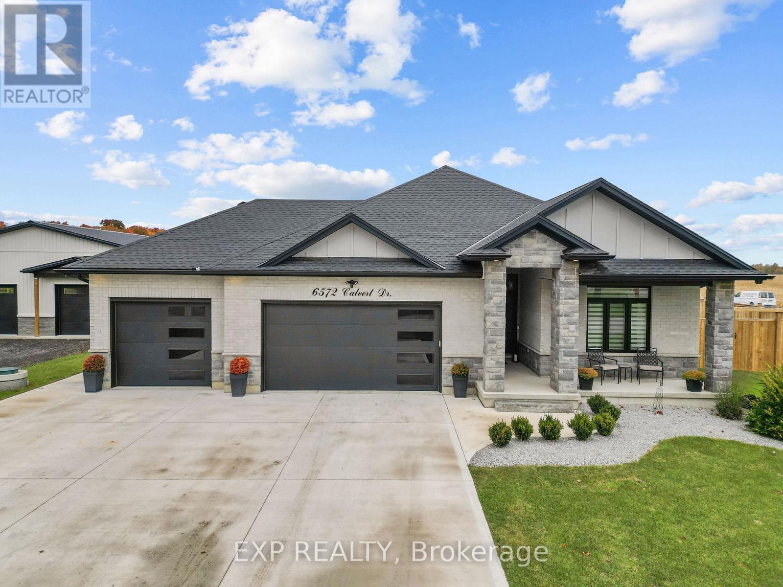 6572 Calvert Drive, Adelaide Metcalfe, Ontario  N7G 3H5 - Photo 2 - X12483636