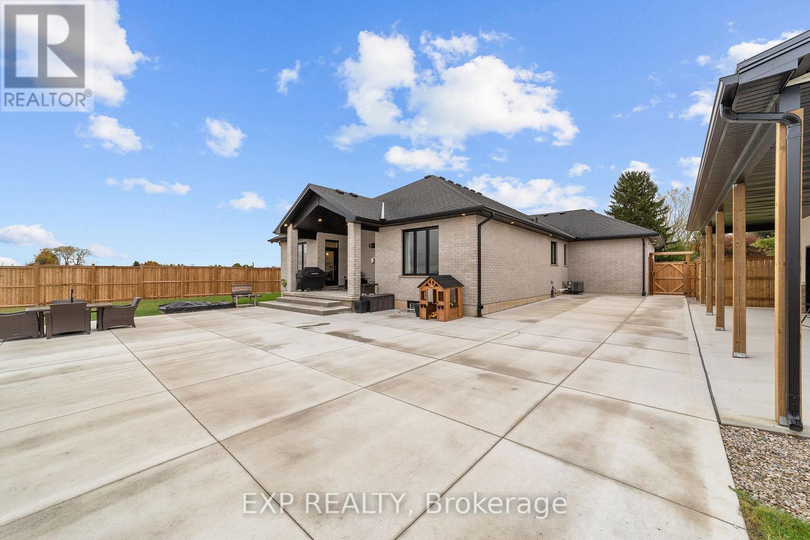6572 Calvert Drive, Adelaide Metcalfe, Ontario  N7G 3H5 - Photo 8 - X12483636