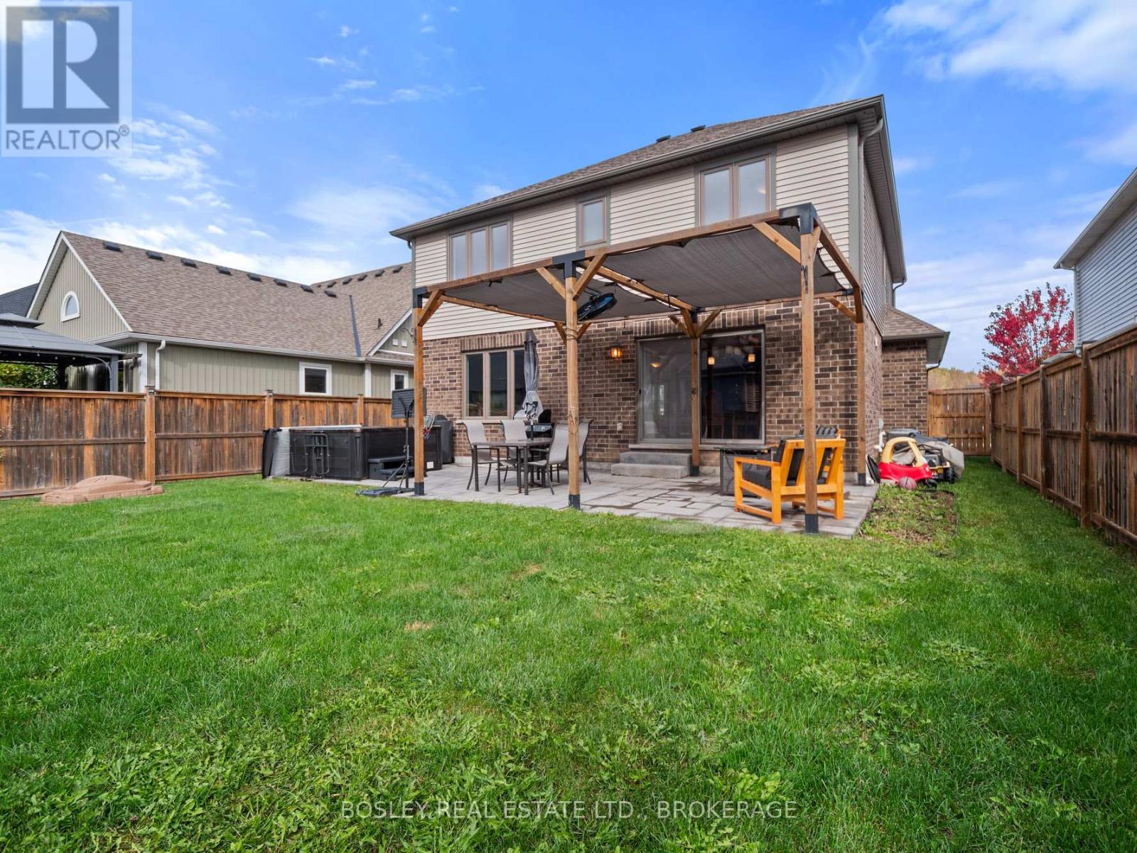 35 Mcfarland Street, Thorold, Ontario  L2V 0E5 - Photo 3 - X12483700