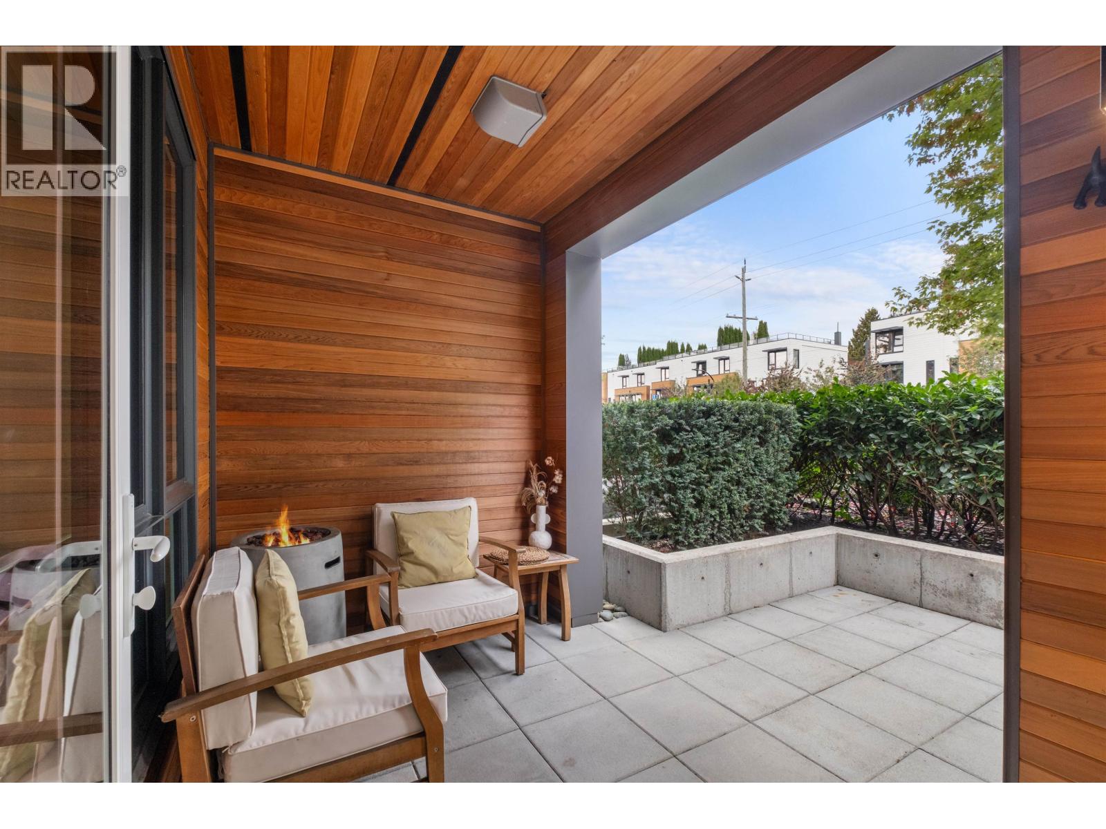 102 733 E 3rd Street, North Vancouver, British Columbia  V7L 1G8 - Photo 4 - R3056122