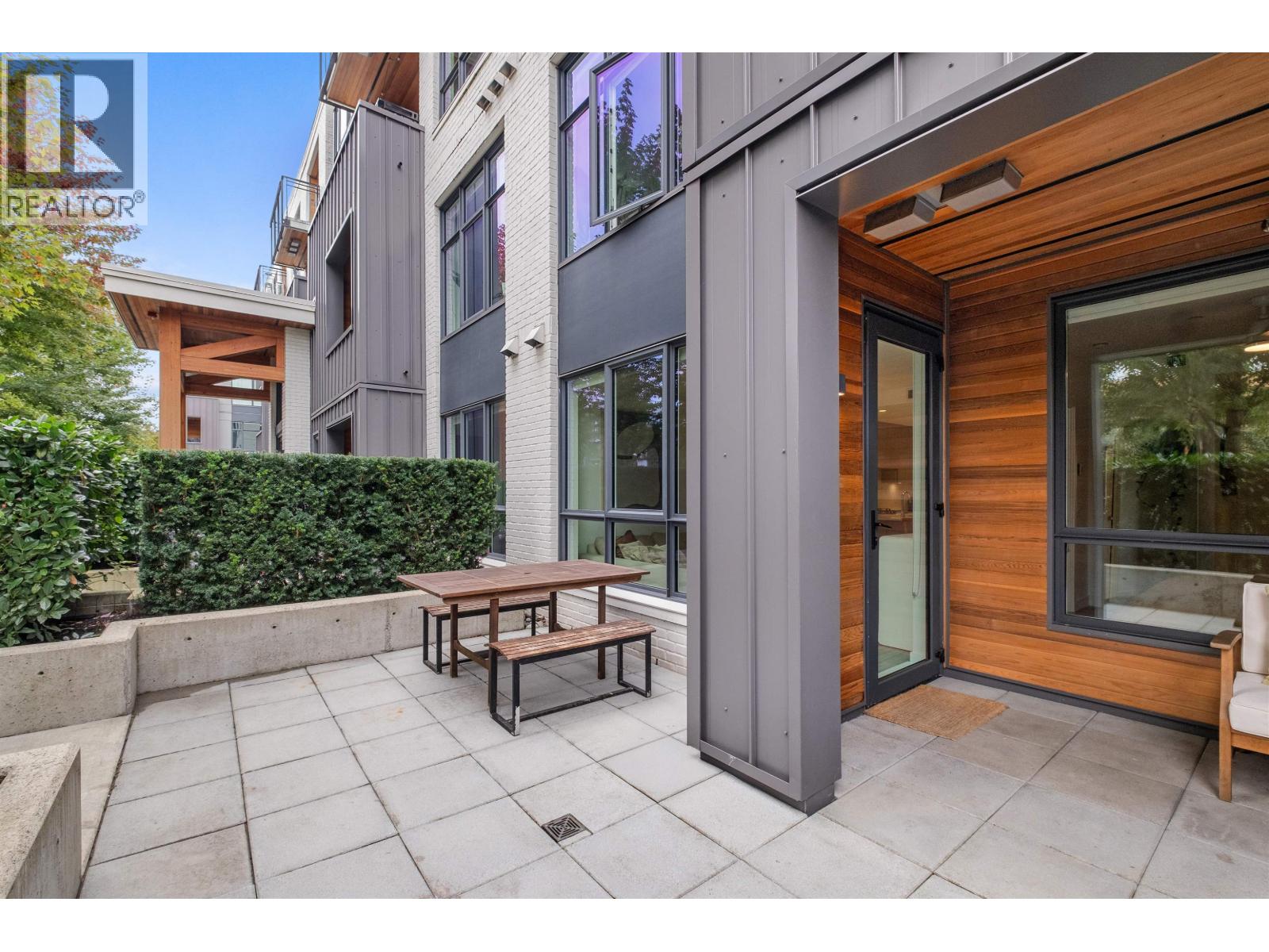 102 733 E 3rd Street, North Vancouver, British Columbia  V7L 1G8 - Photo 3 - R3056122