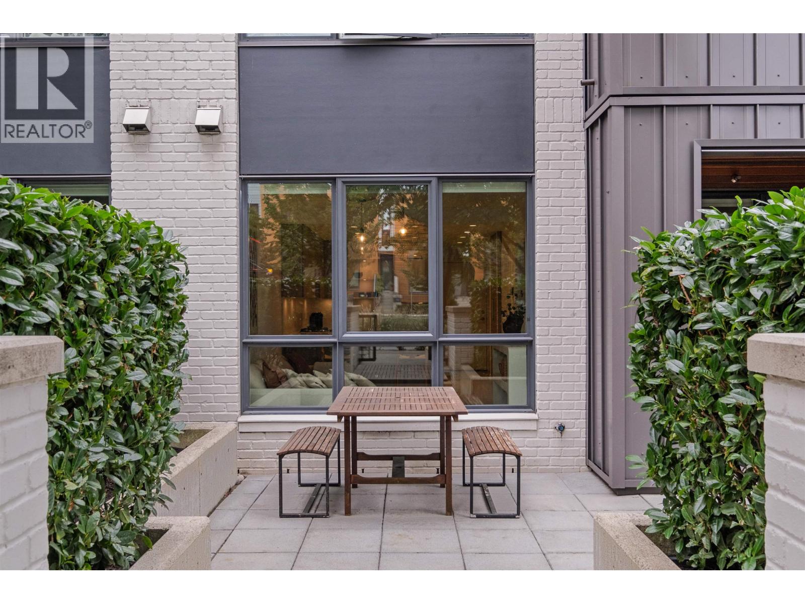 102 733 E 3rd Street, North Vancouver, British Columbia  V7L 1G8 - Photo 2 - R3056122