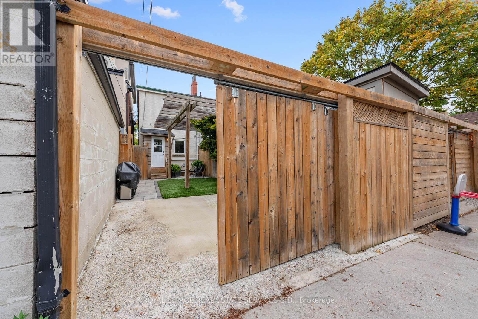 466 Beresford Avenue, Toronto, Ontario  M6S 3B7 - Photo 34 - W12483502