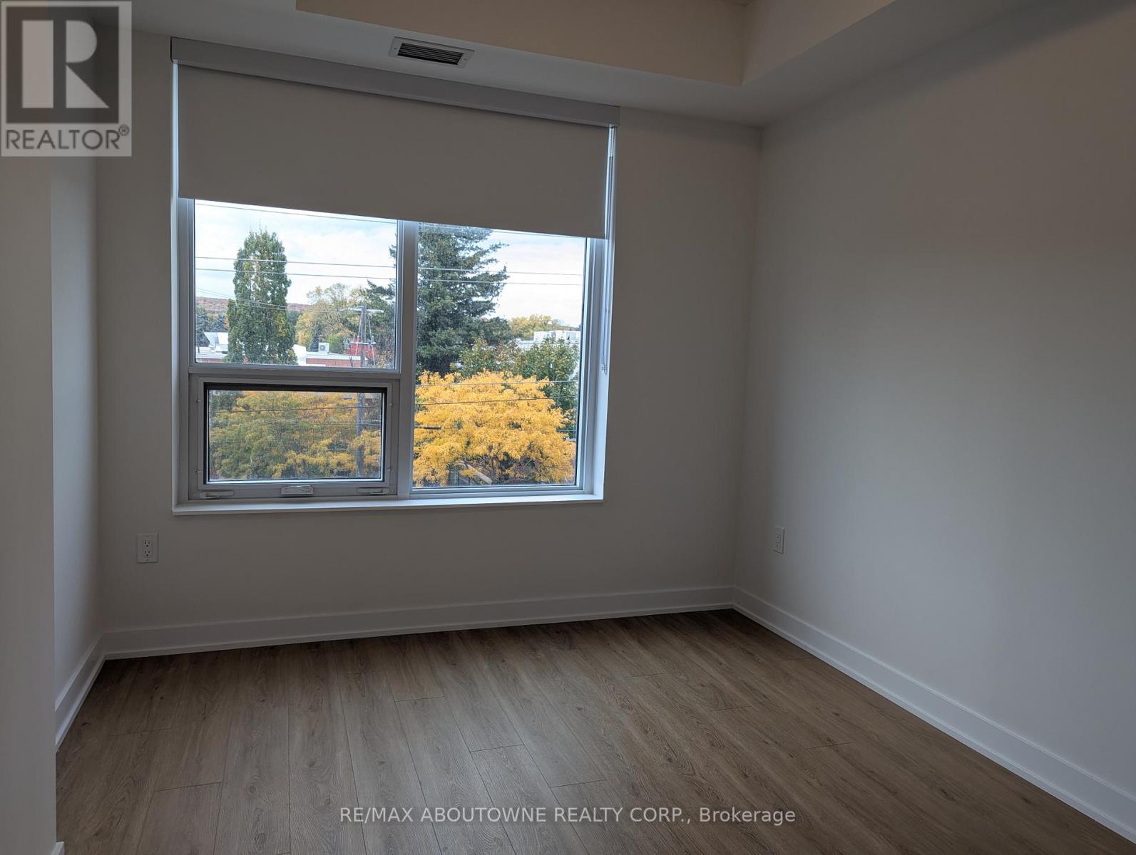 309 - 500 Plains Road E, Burlington, Ontario  L7T 2E1 - Photo 11 - W12483512