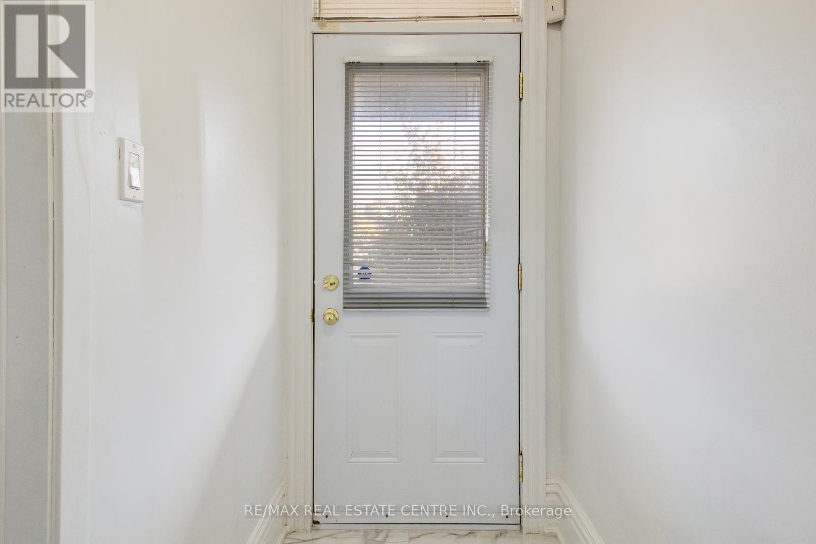 49 Wentworth #upper Street, Hamilton, Ontario L8L 5V3 - Photo 4 - X12459408