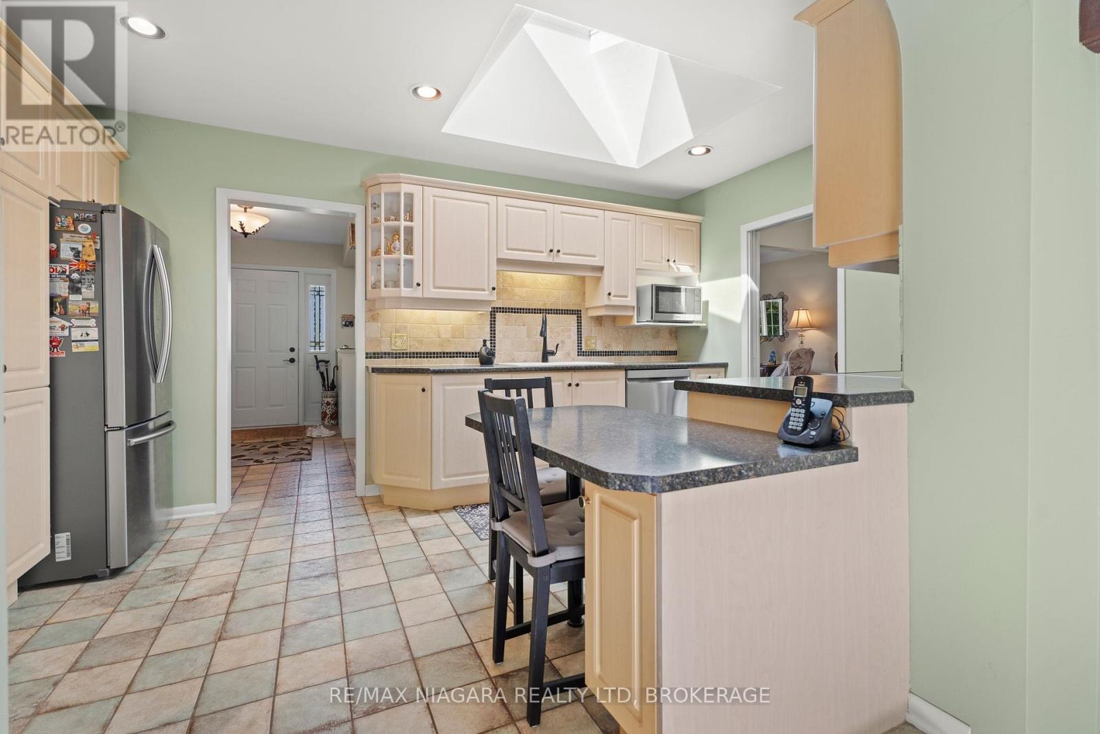 2270 Seventh Louth Street, St. Catharines, Ontario  L2R 6P7 - Photo 7 - X12423314