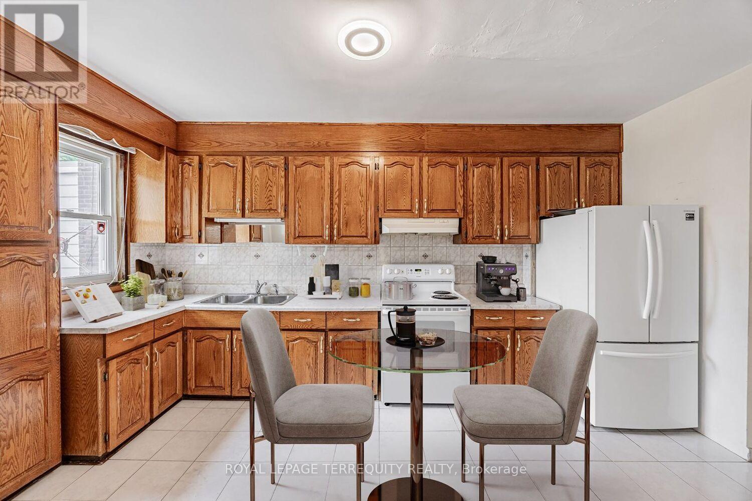 578 Durie Street, Toronto, Ontario  M6S 3H1 - Photo 5 - W12424357