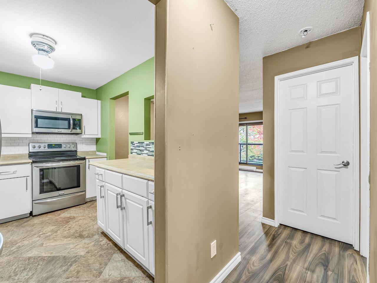 211 10157 University Drive, Surrey, British Columbia  V3T 5L7 - Photo 3 - R3061995