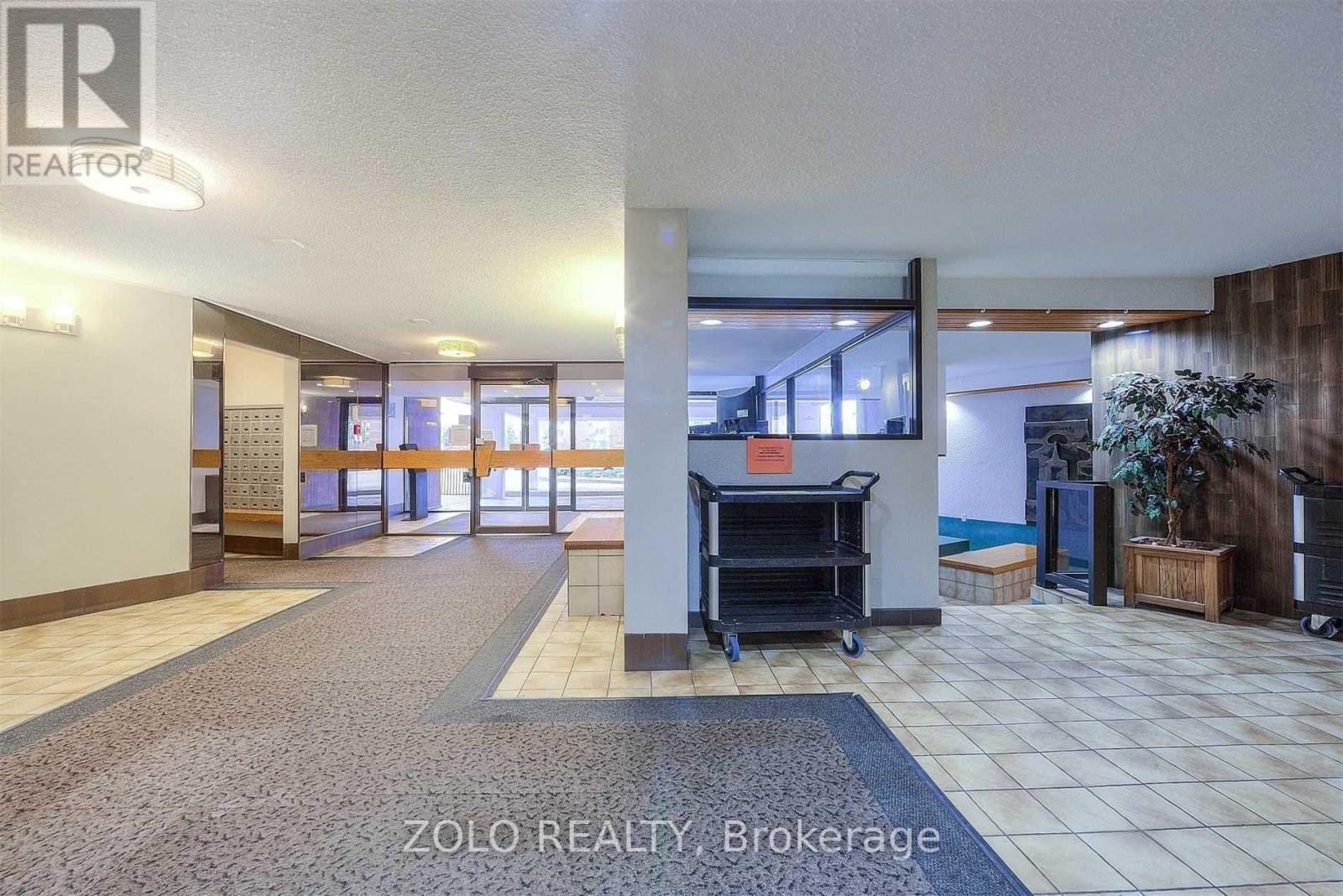 906 - 15 Vicora Linkway Way, Toronto, Ontario  M3C 1A8 - Photo 2 - C12483558