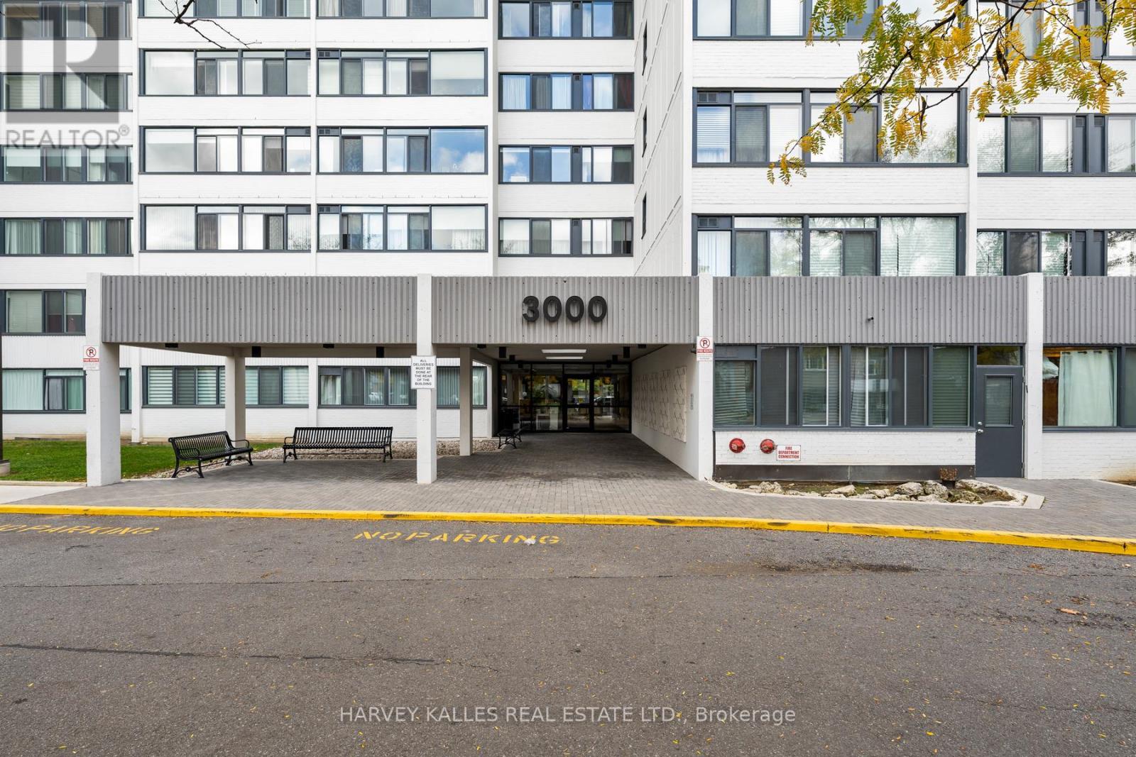 1111 - 3000 Bathurst Street, Toronto, Ontario  M6B 3B4 - Photo 2 - C12483587