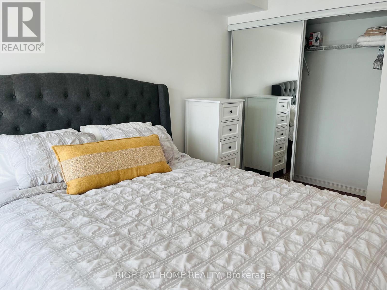 203 - 185 Oneida Crescent, Richmond Hill, Ontario  L4B 0B1 - Photo 4 - N12483645