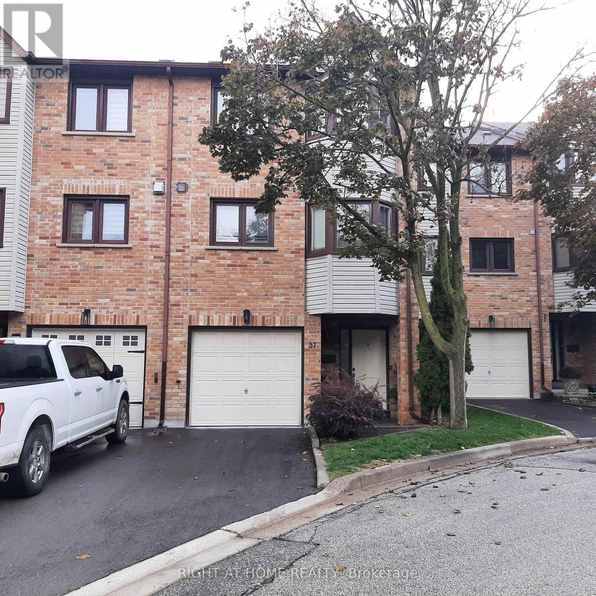 17 - 37 OLD FIREHALL LANE, Vaughan, Ontario