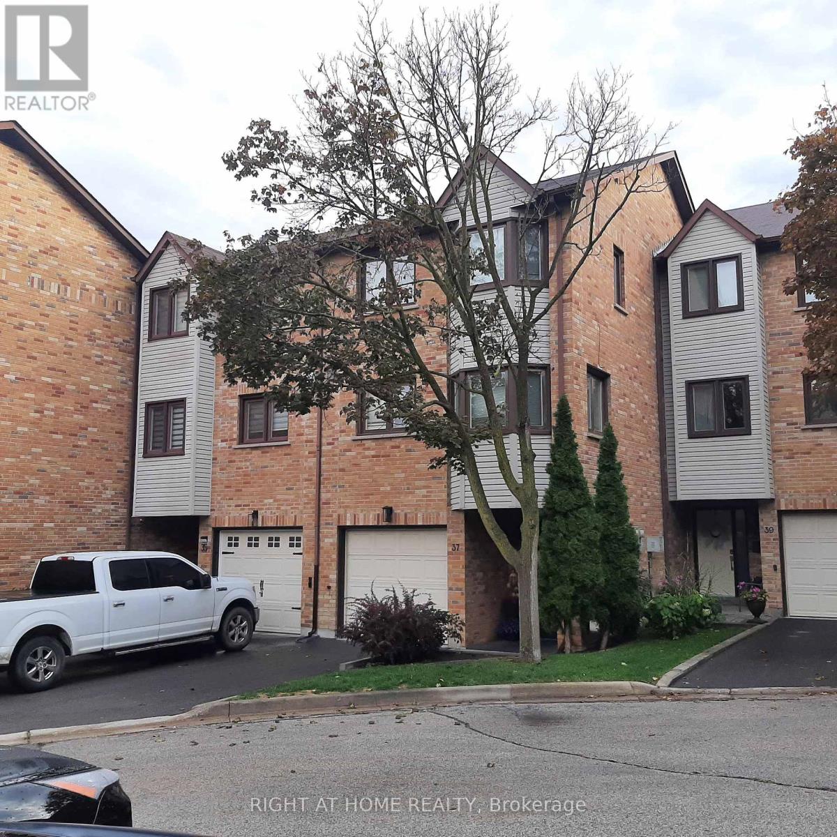 17 - 37 Old Firehall Lane, Vaughan, Ontario  L4L 8W3 - Photo 2 - N12483666