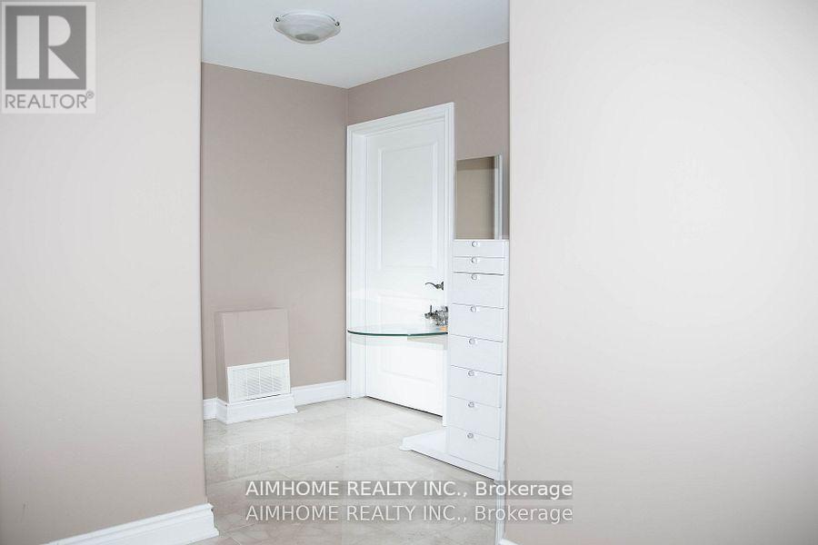 54 Lake Forest Drive, Richmond Hill, Ontario  L4E 0A8 - Photo 3 - N12483697