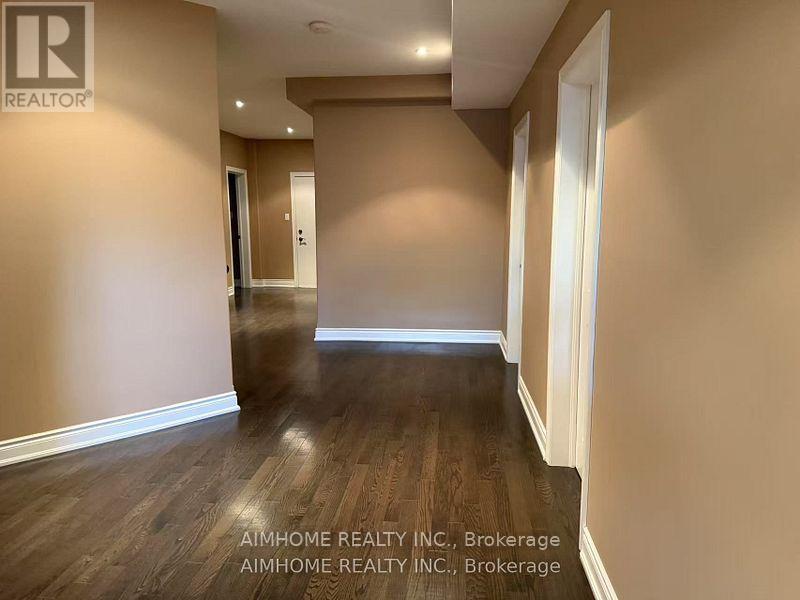 54 Lake Forest Drive, Richmond Hill, Ontario  L4E 0A8 - Photo 9 - N12483697