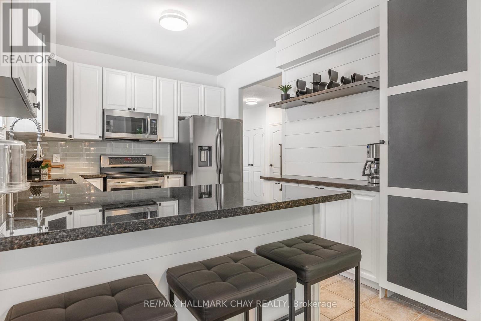 14 Oakmont Avenue, Oro-Medonte, Ontario  L0L 2L0 - Photo 12 - S12483619