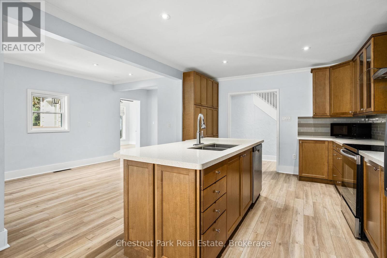 615 Bay Street, Gravenhurst, Ontario  P1P 1G8 - Photo 15 - X12397389