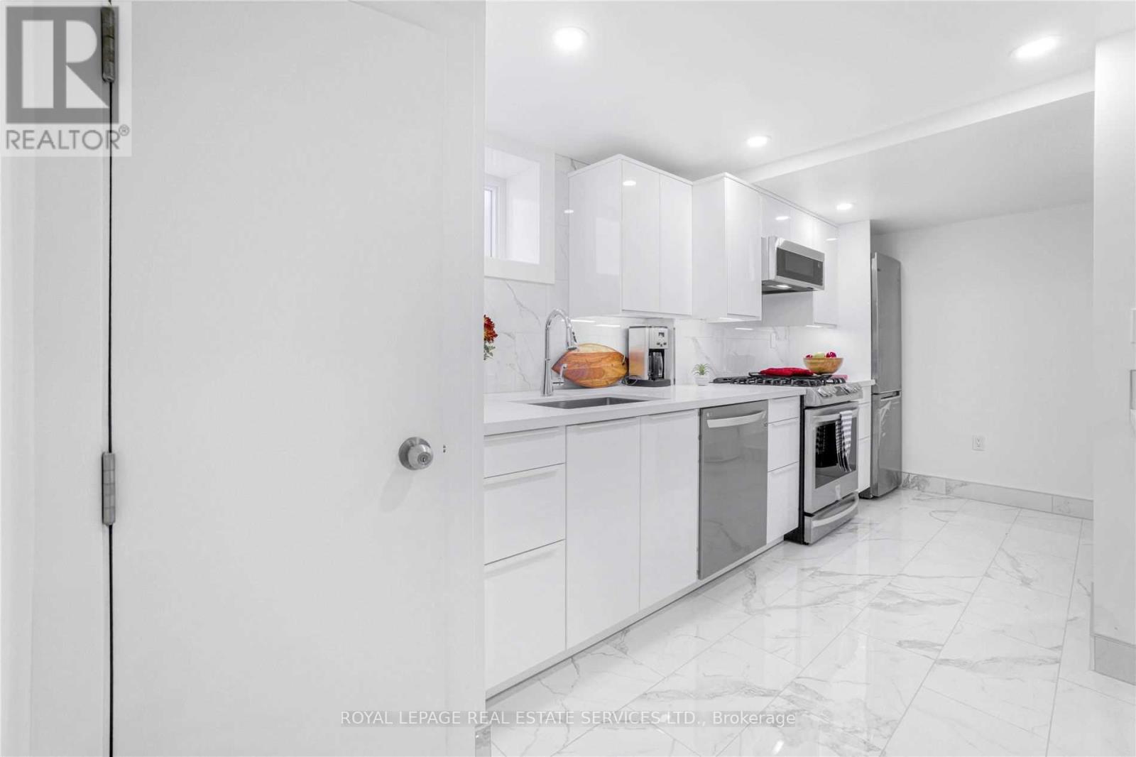 Lower - 117 St Johns Road, Toronto, Ontario  M6P 1V1 - Photo 13 - W12483571