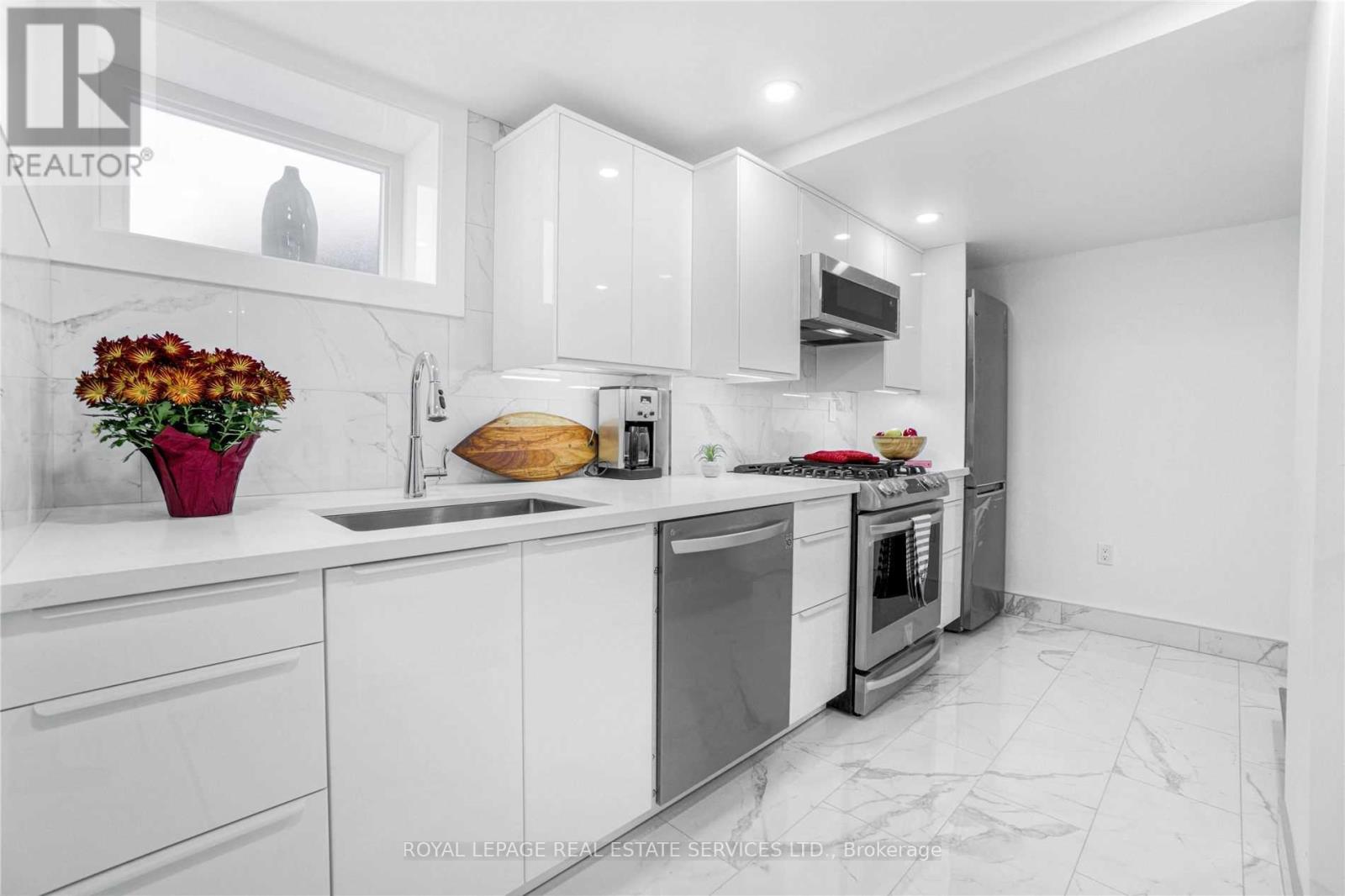 Lower - 117 St Johns Road, Toronto, Ontario  M6P 1V1 - Photo 14 - W12483571