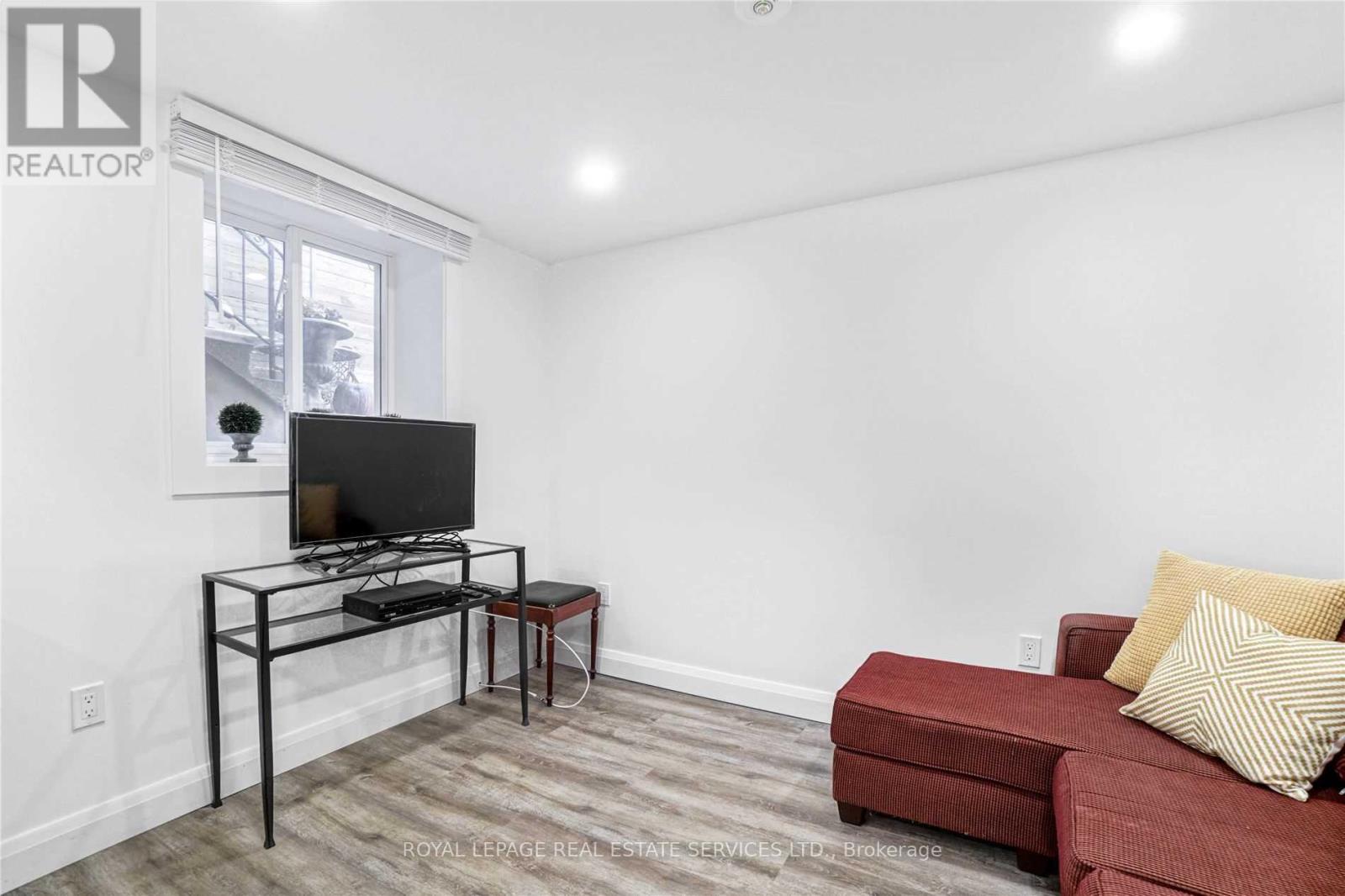 Lower - 117 St Johns Road, Toronto, Ontario  M6P 1V1 - Photo 7 - W12483571
