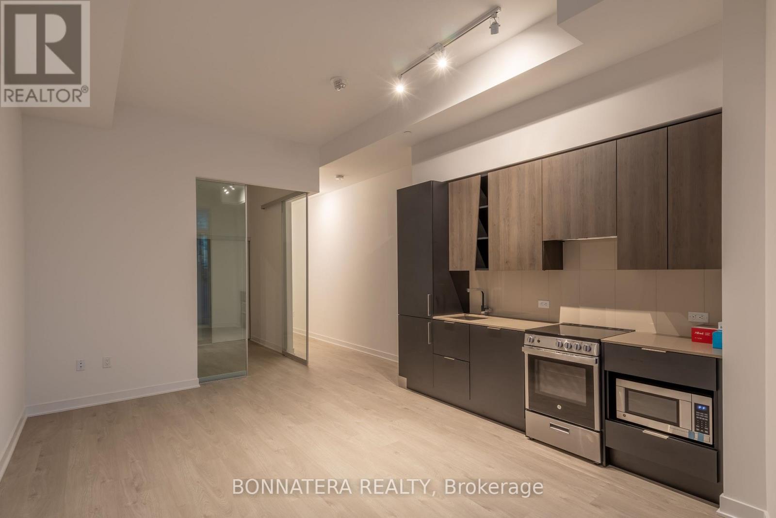 320 - 3900 Confederation Parkway, Mississauga, Ontario  L5B 0M3 - Photo 3 - W12483573