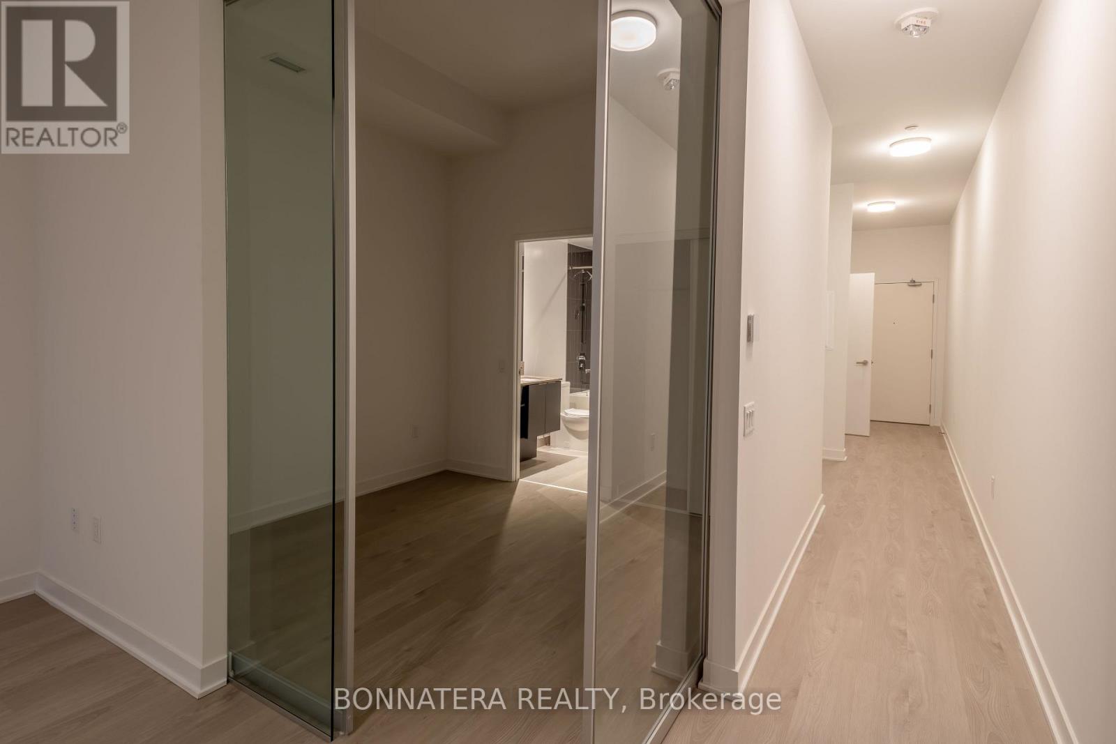320 - 3900 Confederation Parkway, Mississauga, Ontario  L5B 0M3 - Photo 7 - W12483573