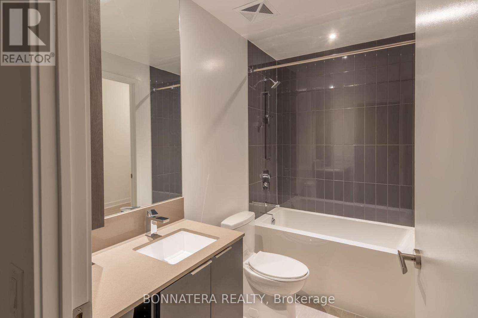 320 - 3900 Confederation Parkway, Mississauga, Ontario  L5B 0M3 - Photo 9 - W12483573