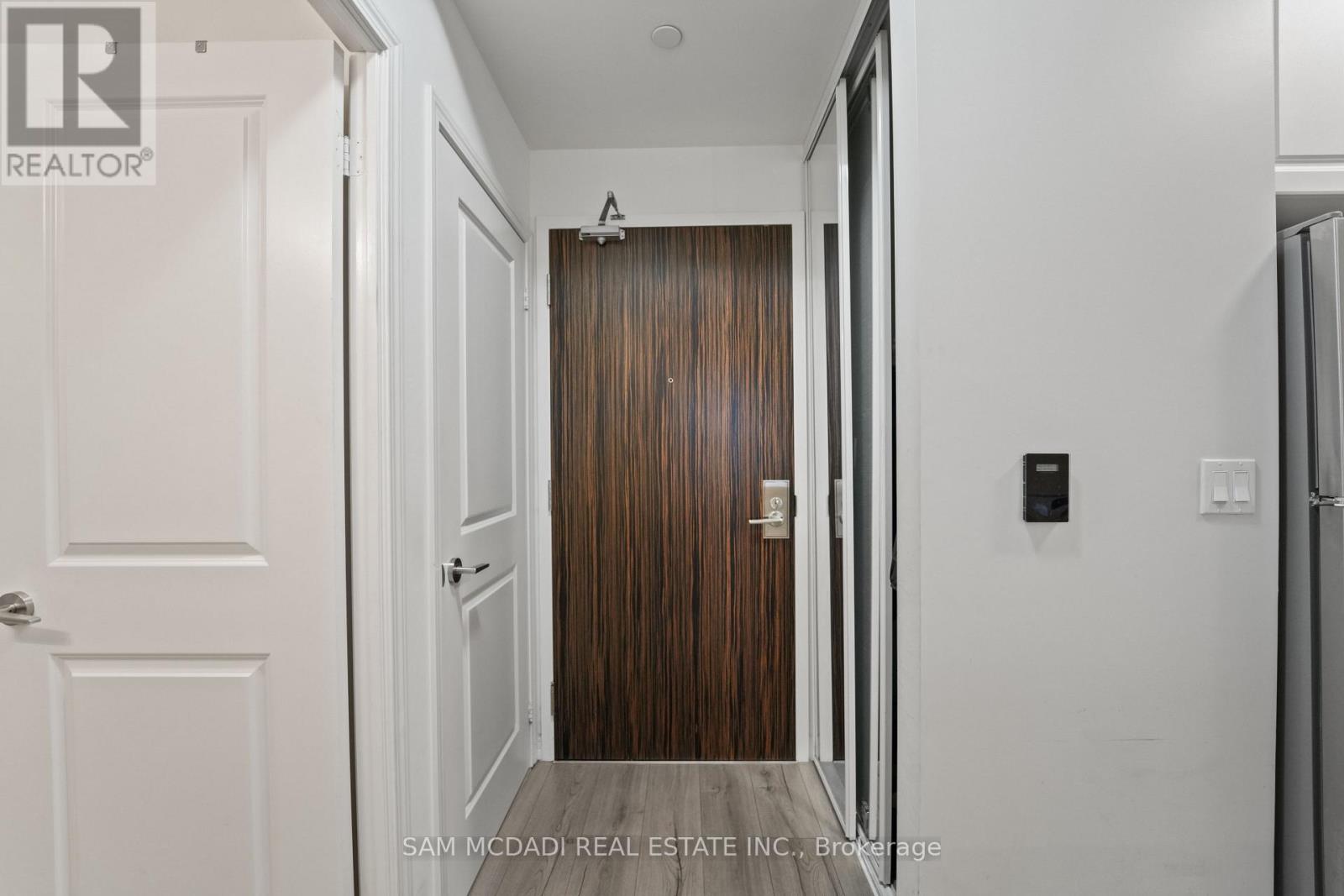 207 - 349 Rathburn Road W, Mississauga, Ontario  L5B 0G9 - Photo 2 - W12483611