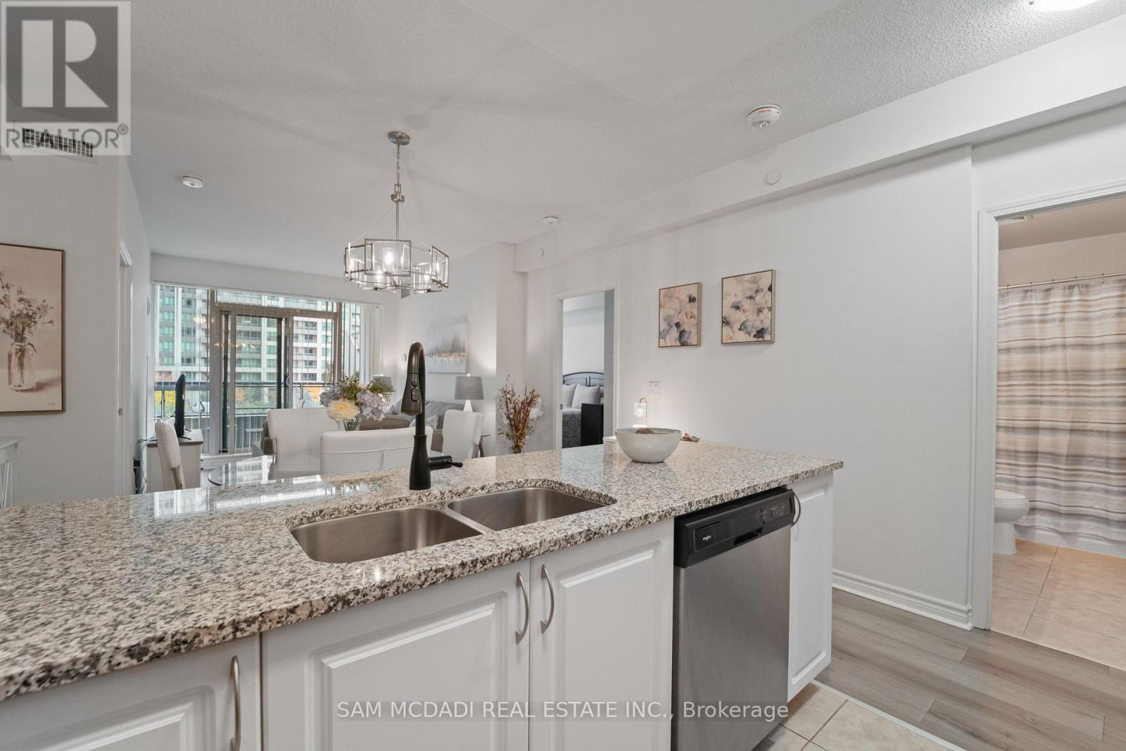 207 - 349 Rathburn Road W, Mississauga, Ontario  L5B 0G9 - Photo 4 - W12483611