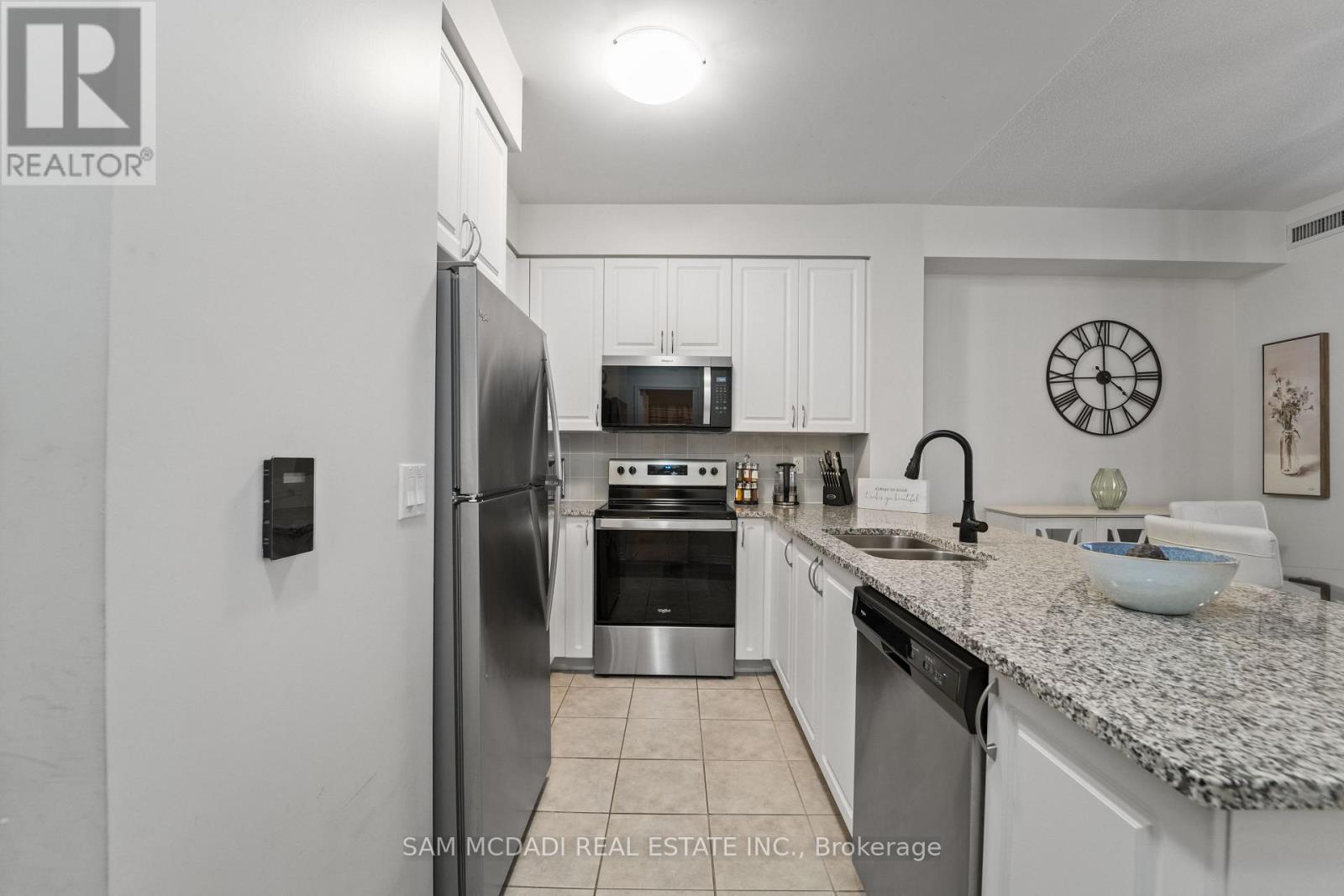 207 - 349 Rathburn Road W, Mississauga, Ontario  L5B 0G9 - Photo 5 - W12483611