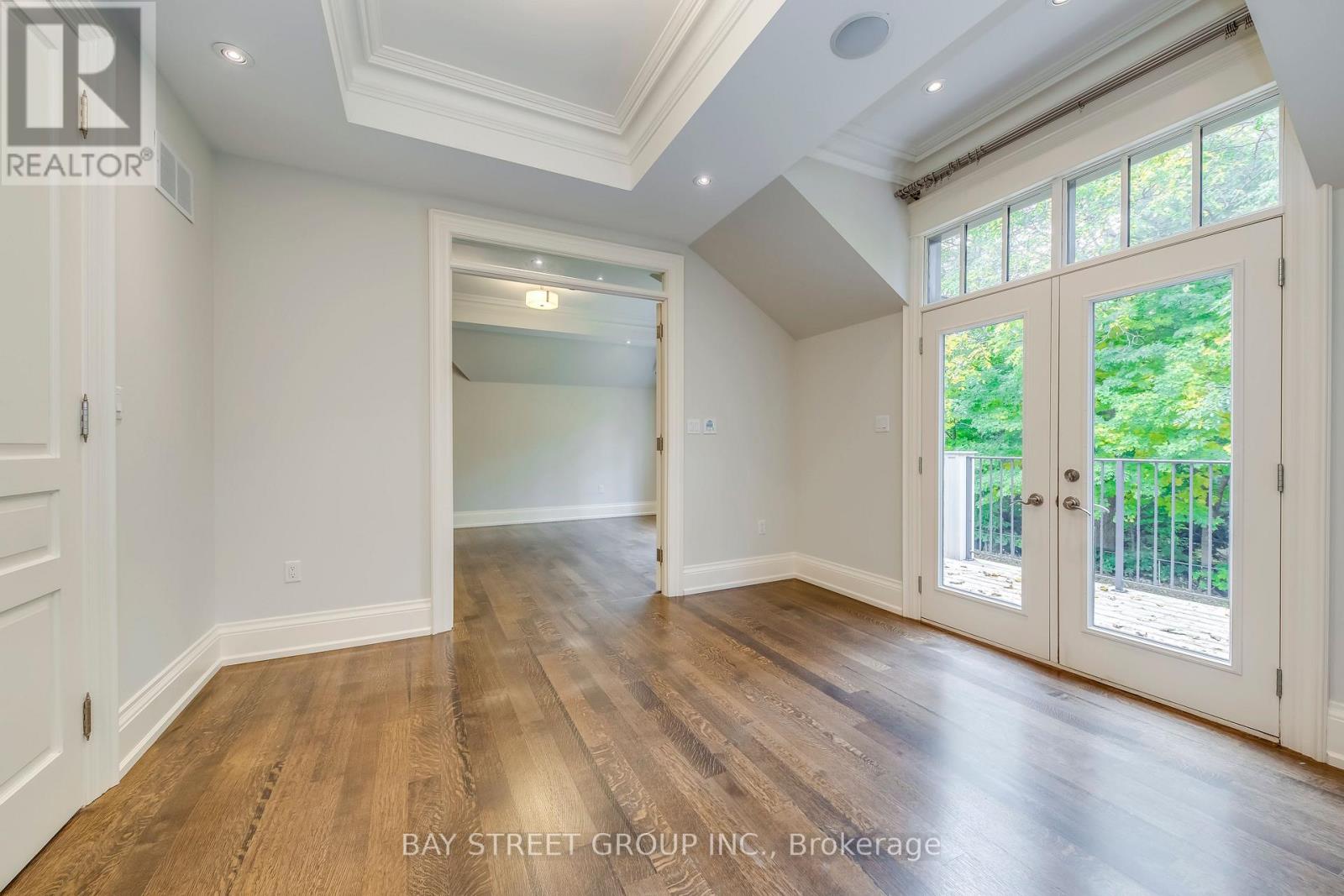 1031 Lakeshore Road W, Oakville, Ontario  L6L 1E7 - Photo 13 - W12483622