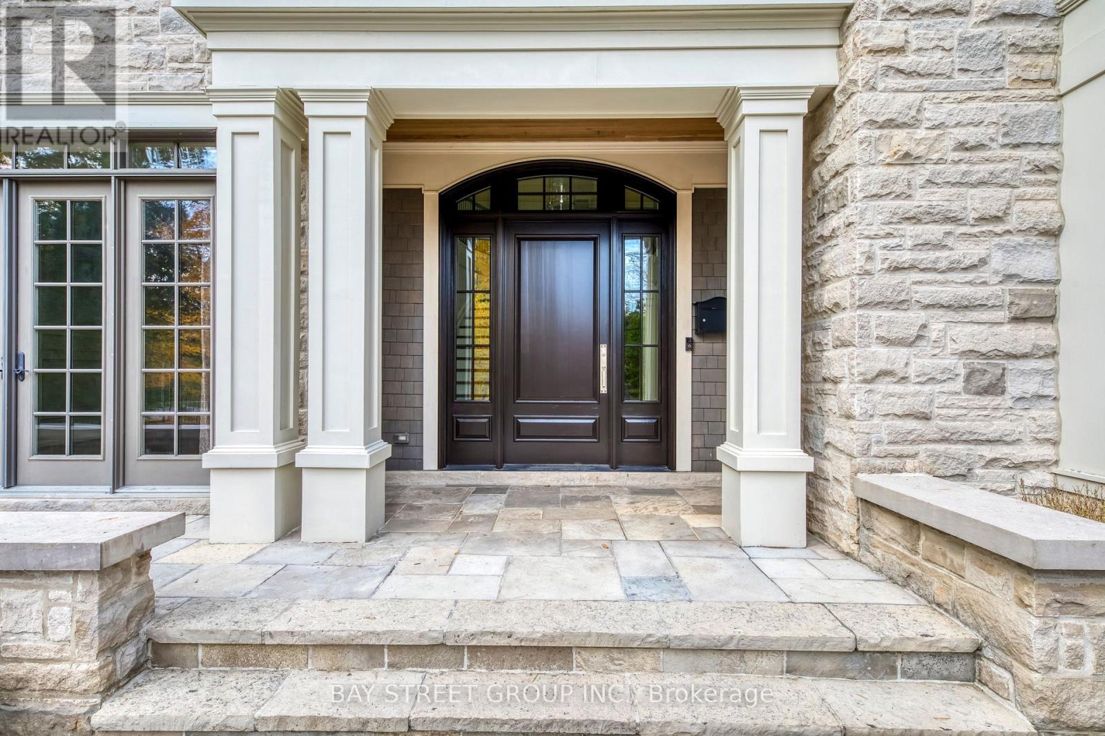 1031 Lakeshore Road W, Oakville, Ontario  L6L 1E7 - Photo 2 - W12483622