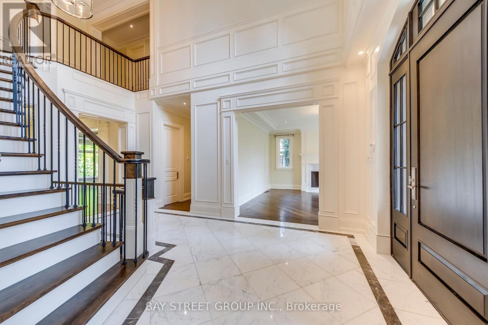 1031 Lakeshore Road W, Oakville, Ontario  L6L 1E7 - Photo 4 - W12483622