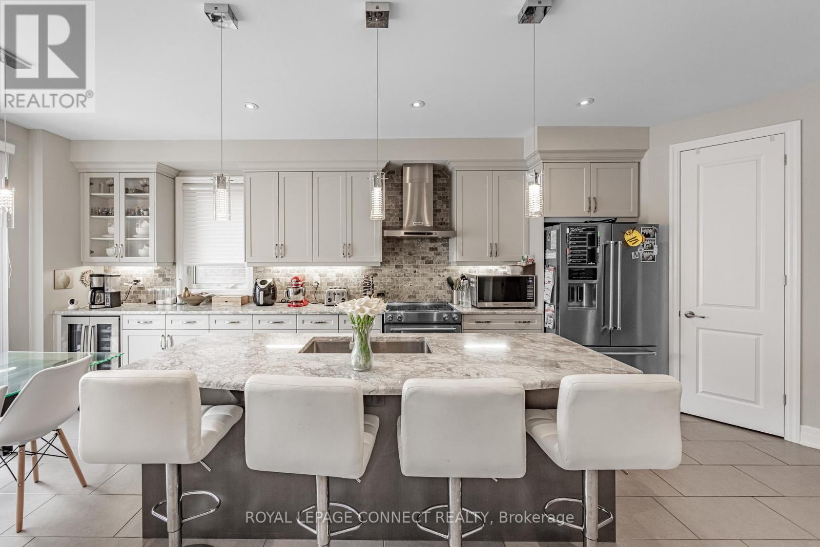 3302 Mintwood Circle, Oakville, Ontario  L6H 7C3 - Photo 9 - W12483640