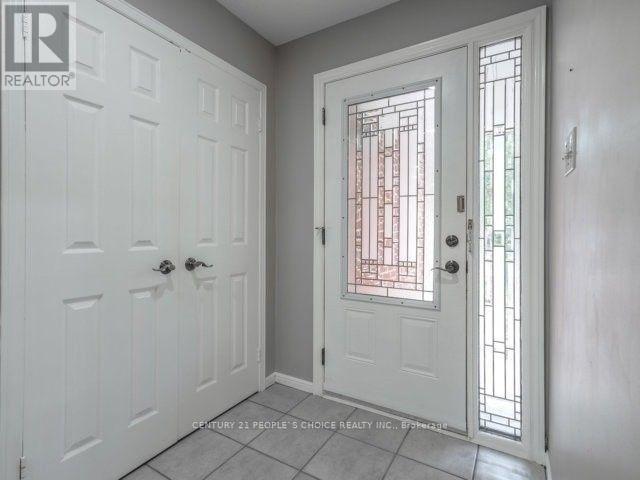 1575 Sir Monty's Drive, Mississauga, Ontario  L5N 4P1 - Photo 2 - W12483699
