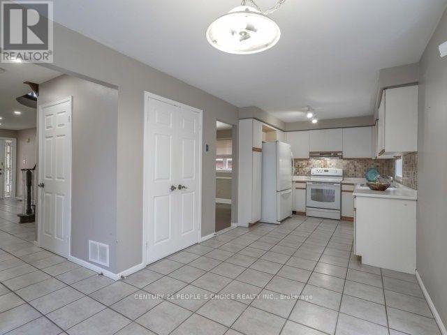 1575 Sir Monty's Drive, Mississauga, Ontario  L5N 4P1 - Photo 4 - W12483699