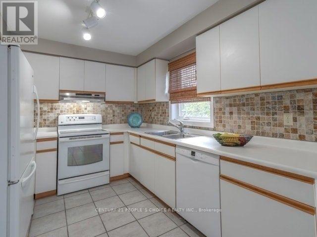 1575 Sir Monty's Drive, Mississauga, Ontario  L5N 4P1 - Photo 5 - W12483699