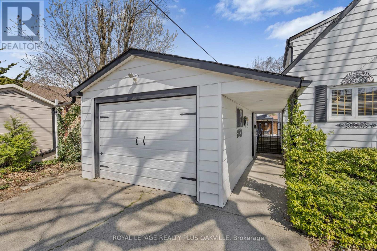 2 Westcliffe Avenue, Hamilton, Ontario  L9C 1K2 - Photo 4 - X12483563