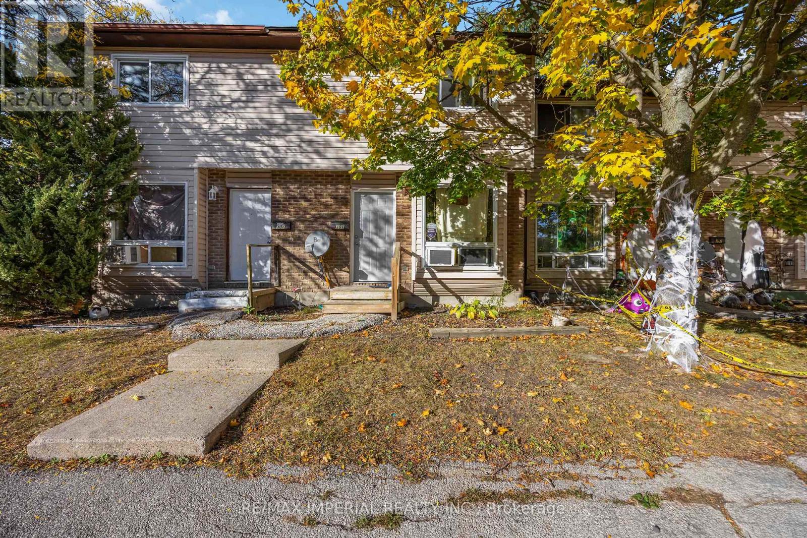 301 - 42 Hampton Avenue, Sarnia, Ontario  N7S 4Z2 - Photo 2 - X12483574