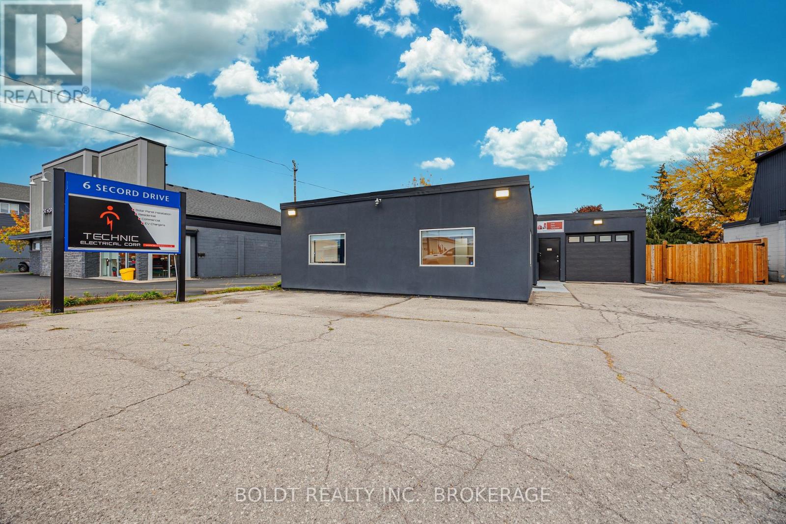 6 Secord Drive, St. Catharines (Lakeport), Ontario  L2N 1K8 - Photo 1 - X12483805