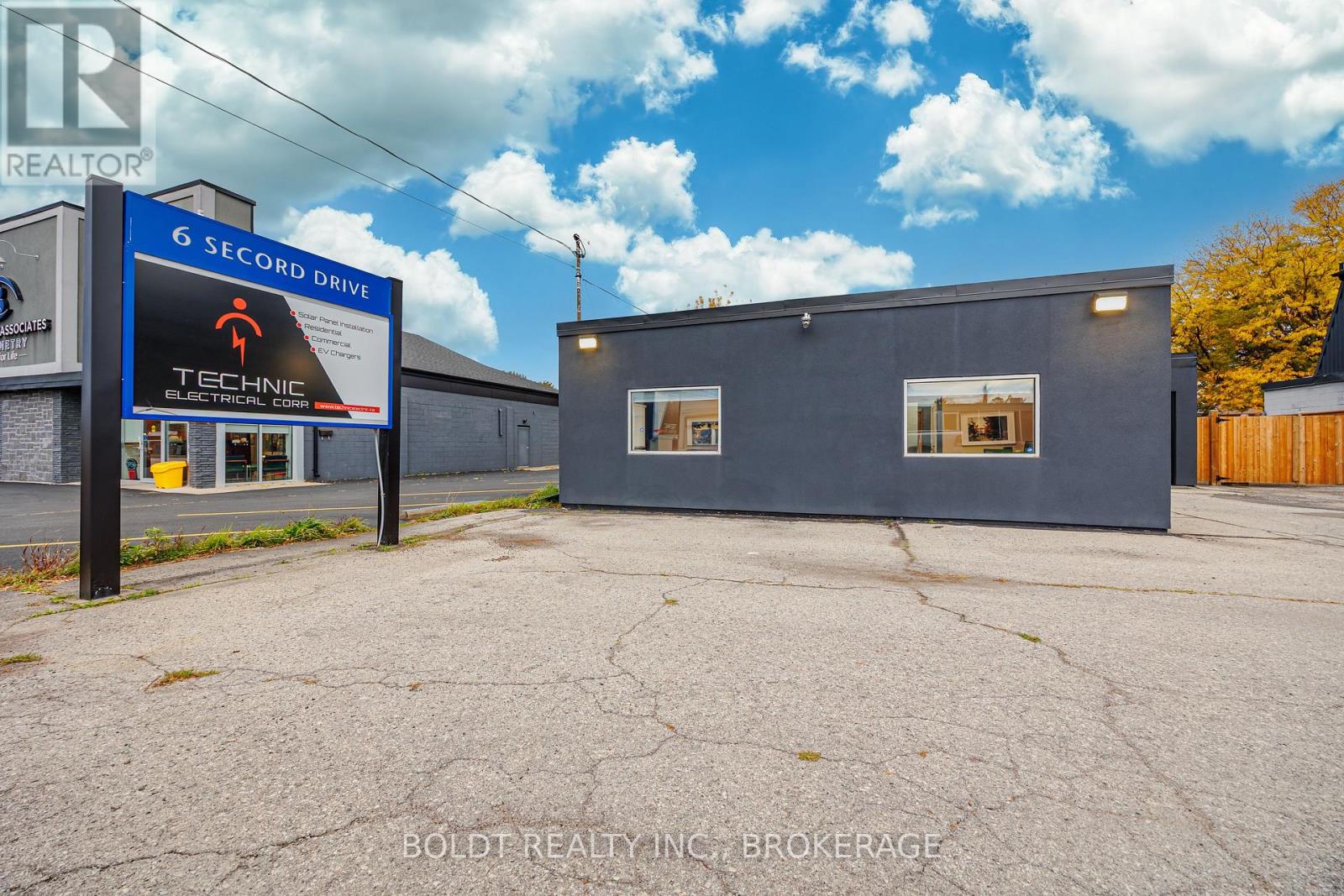 6 Secord Drive, St. Catharines (Lakeport), Ontario  L2N 1K8 - Photo 2 - X12483805