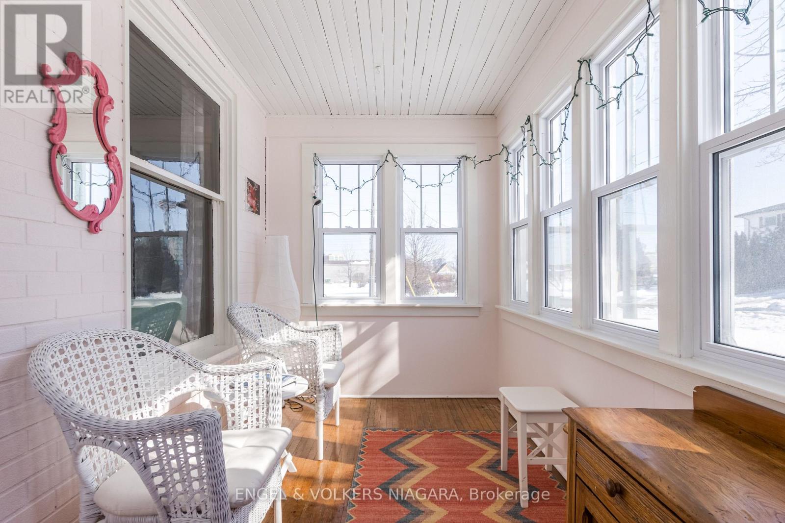 5643 Peer Street N, Niagara Falls, Ontario  L2G 1W8 - Photo 2 - X12483873