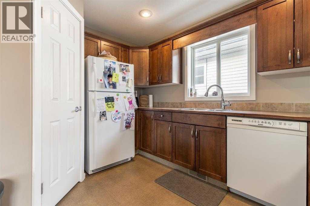 3 Aberdeen Road W, Lethbridge, Alberta  T1J 4Y5 - Photo 8 - A2267162