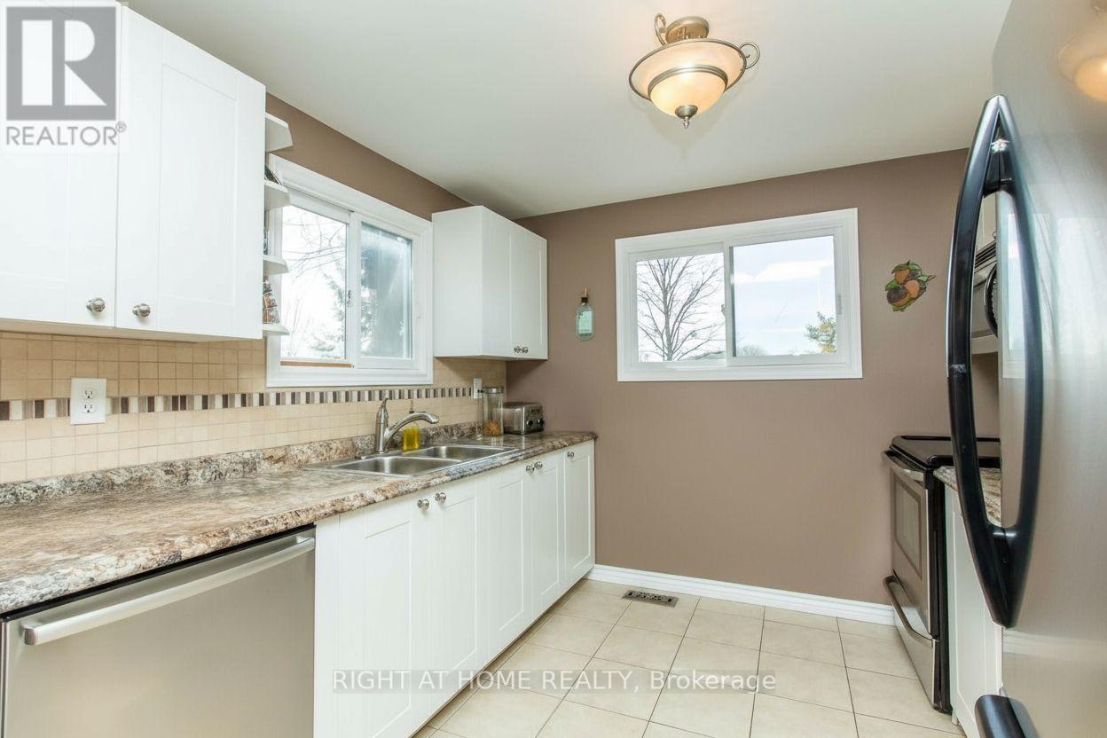 75 Corbett Drive, Barrie (Grove East), Ontario  L4M 5V5 - Photo 2 - S12483729