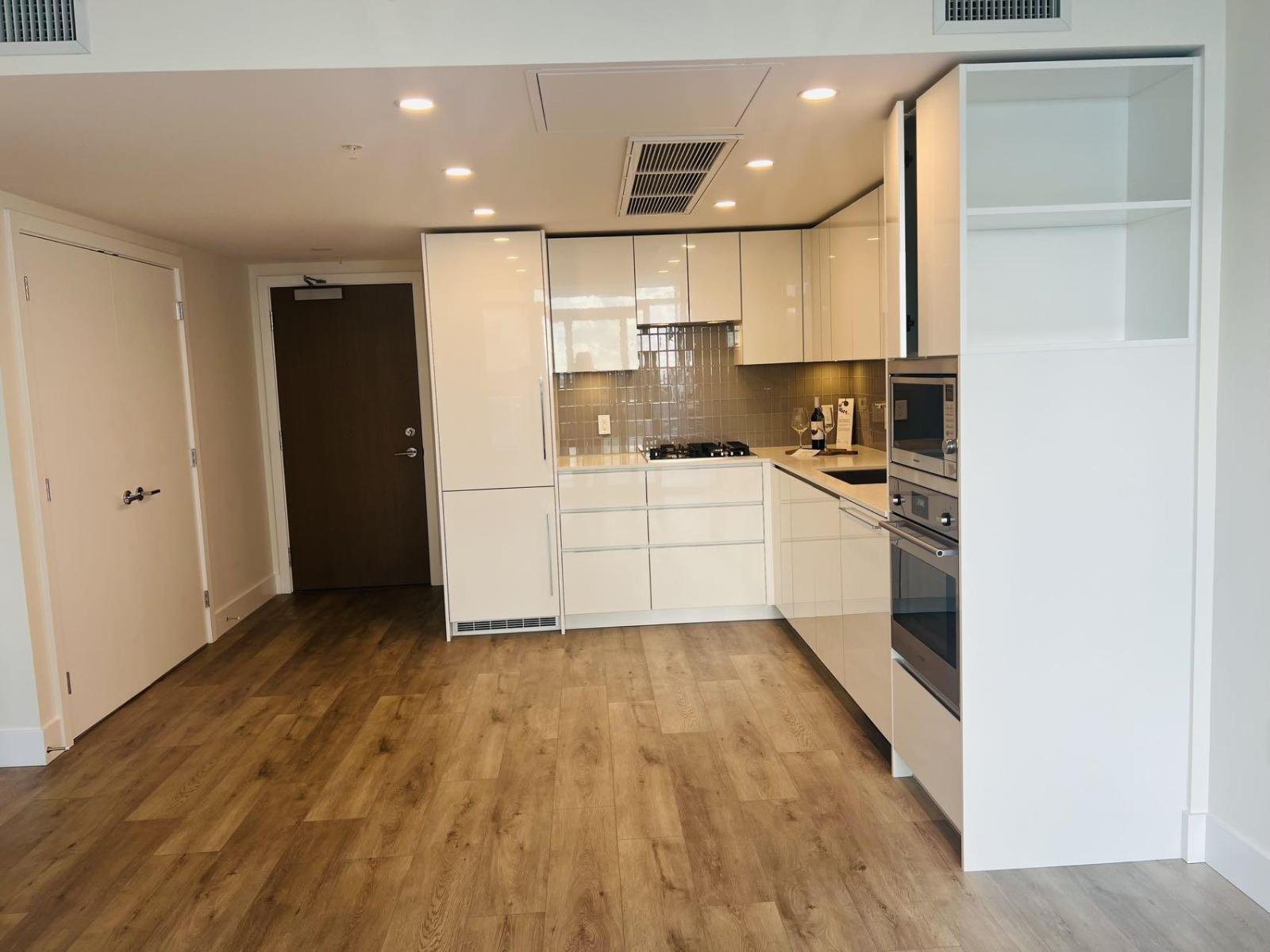 2003 10428 Whalley Boulevard, Surrey, British Columbia  V3T 0W2 - Photo 3 - R3062033