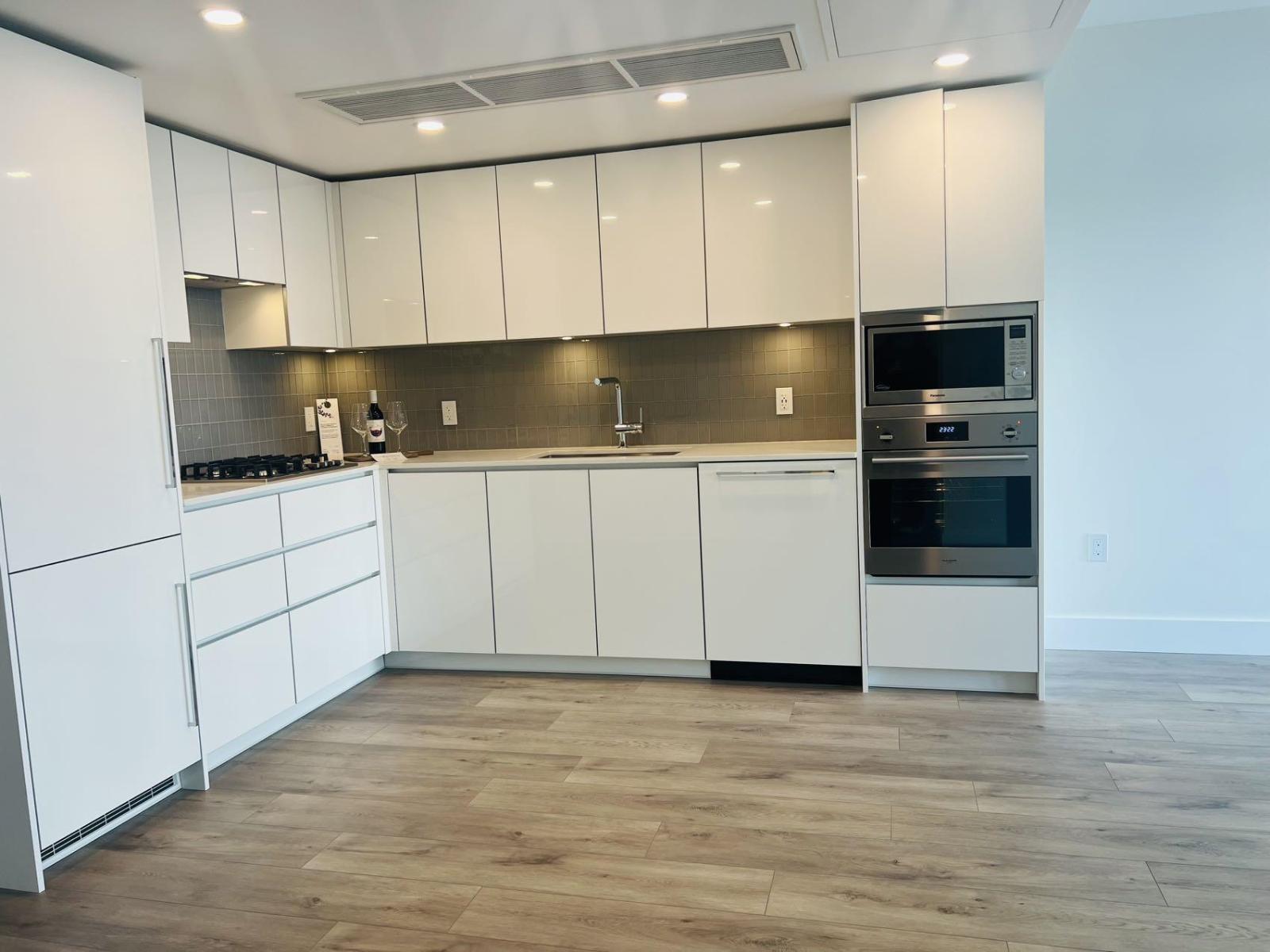 2003 10428 Whalley Boulevard, Surrey, British Columbia  V3T 0W2 - Photo 4 - R3062033