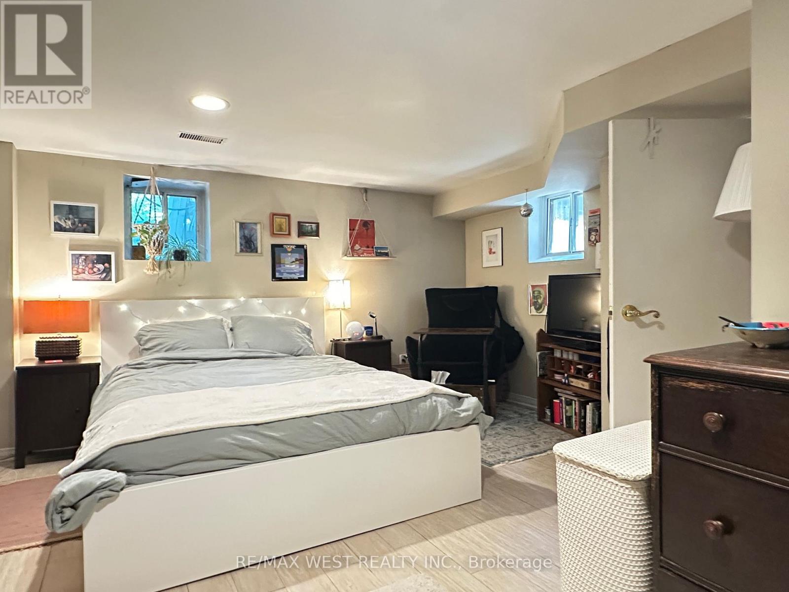 221 Albany Avenue, Toronto, Ontario  M5R 3C7 - Photo 8 - C12483772