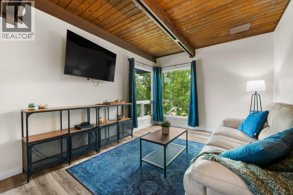 615 Sabrina Road Sw, Calgary, Alberta  T2W 1Y7 - Photo 1 - A2256368