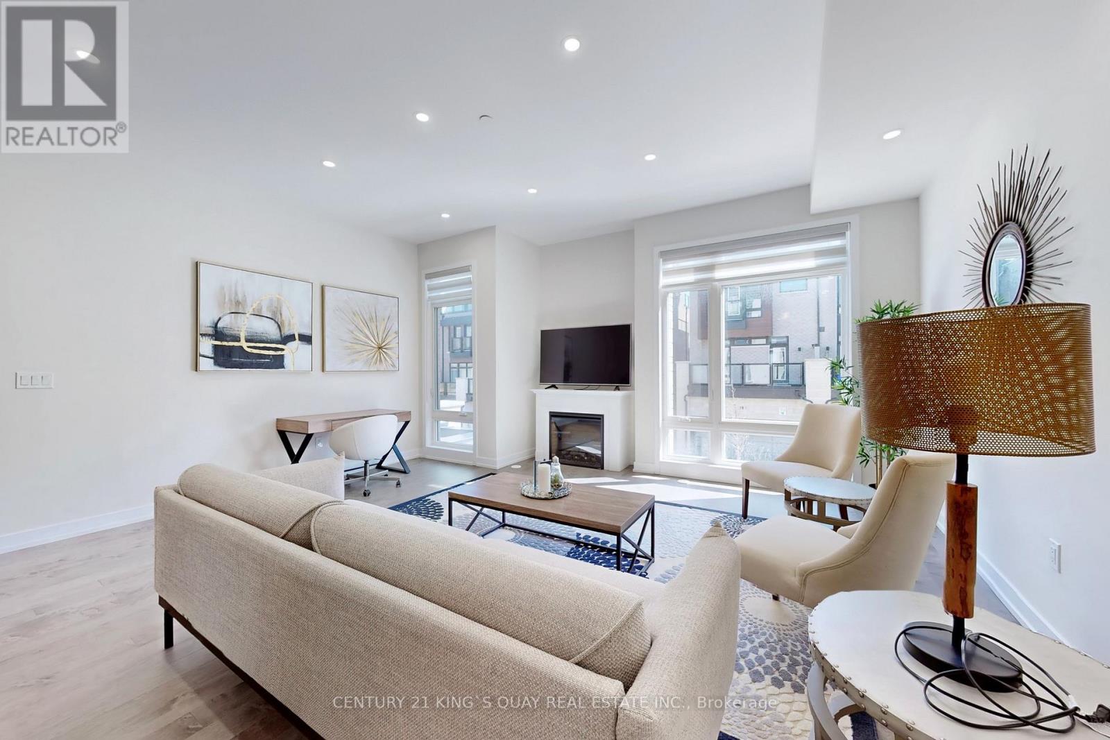 16 Credit Lane, Richmond Hill, Ontario  L4E 1G9 - Photo 2 - N12483792