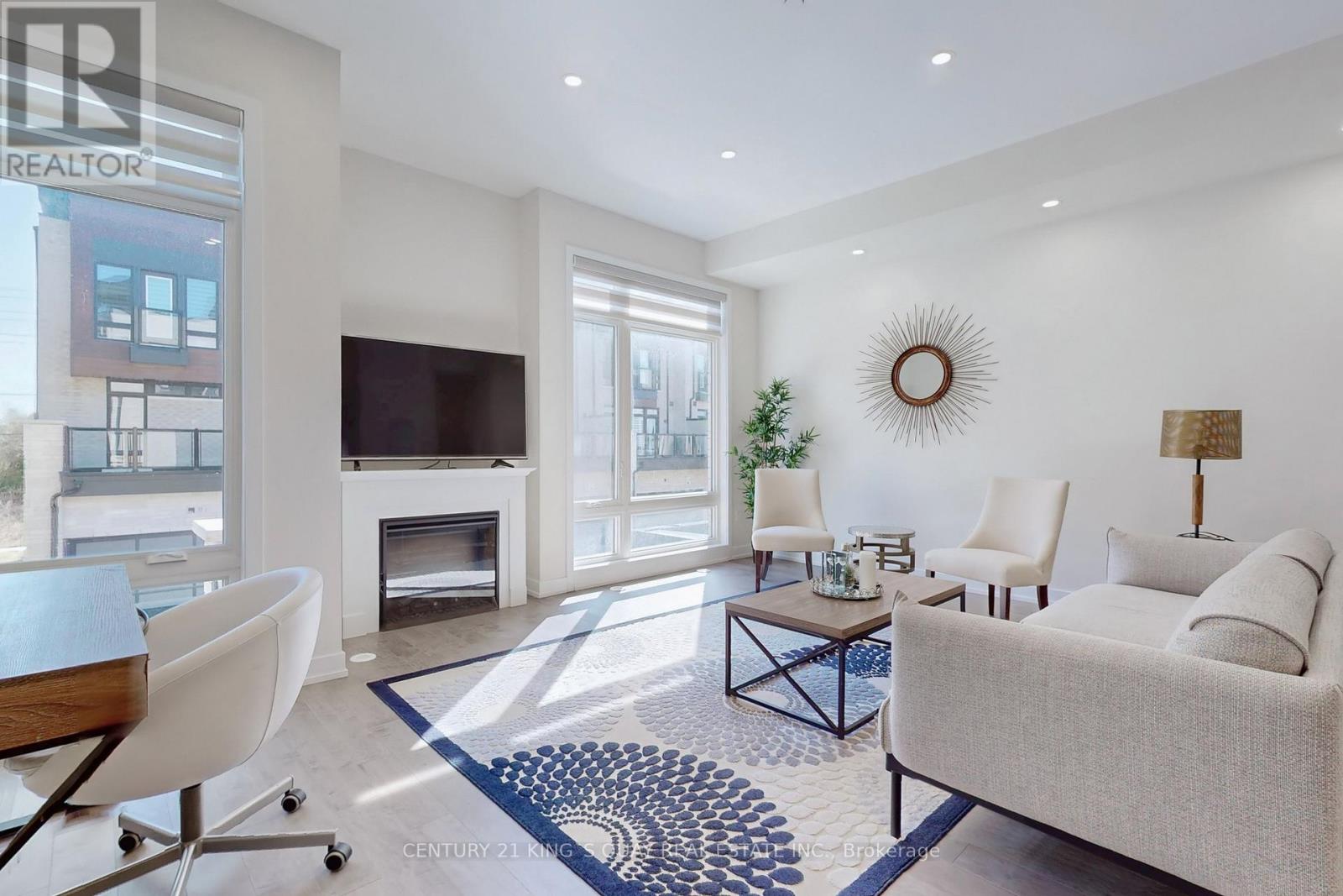 16 Credit Lane, Richmond Hill, Ontario  L4E 1G9 - Photo 3 - N12483792